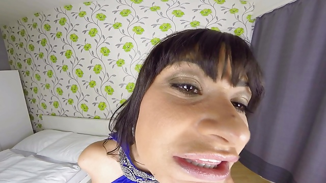 A szexi Tera Joy olajozott puncijában lévő hatalmas dildó megfelelő munkája a szóló virtuális valóság videóban